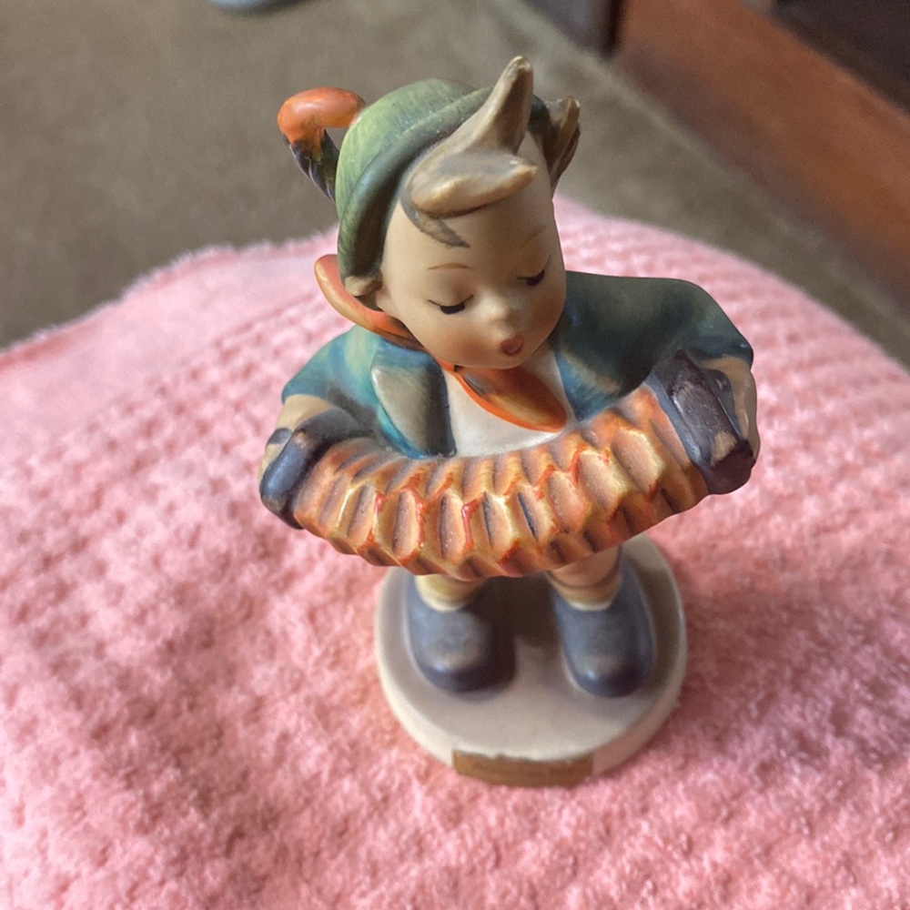 Vintage Hummel Goebel Figurine accordion Boy, #185 excellent condition, no box